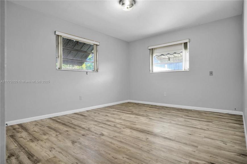 16530 NE 11th Ave – photo 4