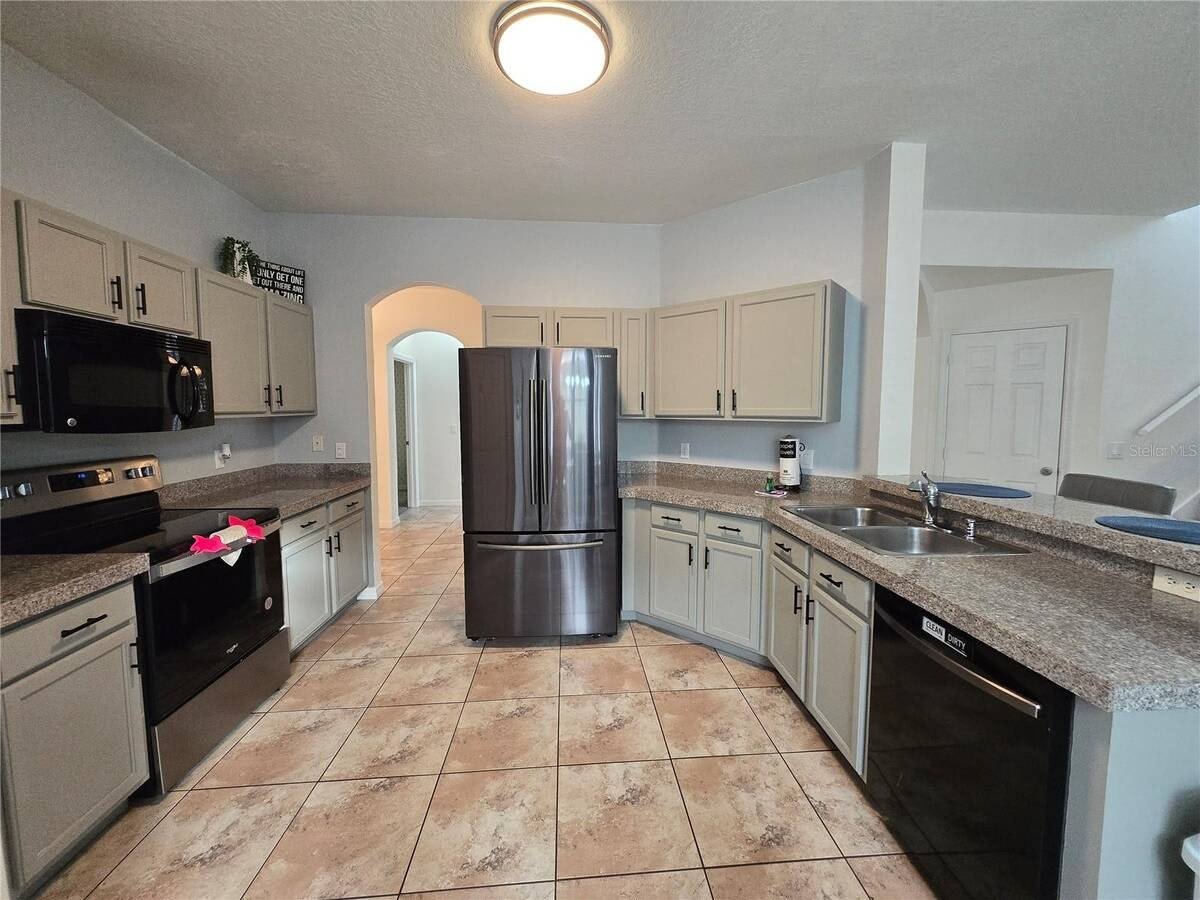 930 Oxford Drive – photo 4