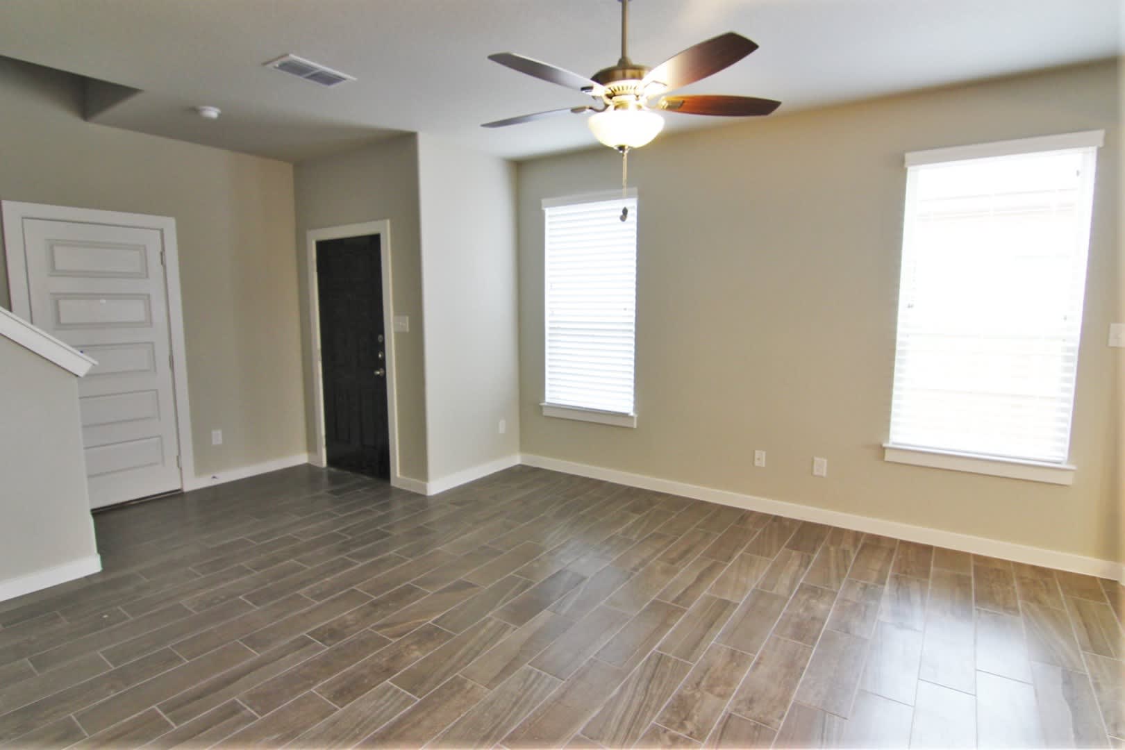 3 2 5 2 Duplex Close To Creekside Shopping Restaurants Entertainment Fenced In Backyard Cisd – photo 4