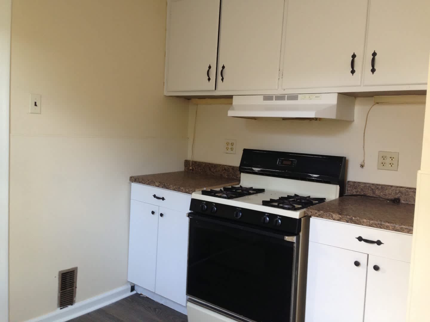 Great Home!! Spacious Living Area! Back Yard and Deck! Washer/Dryer Hook-Ups! – photo 3