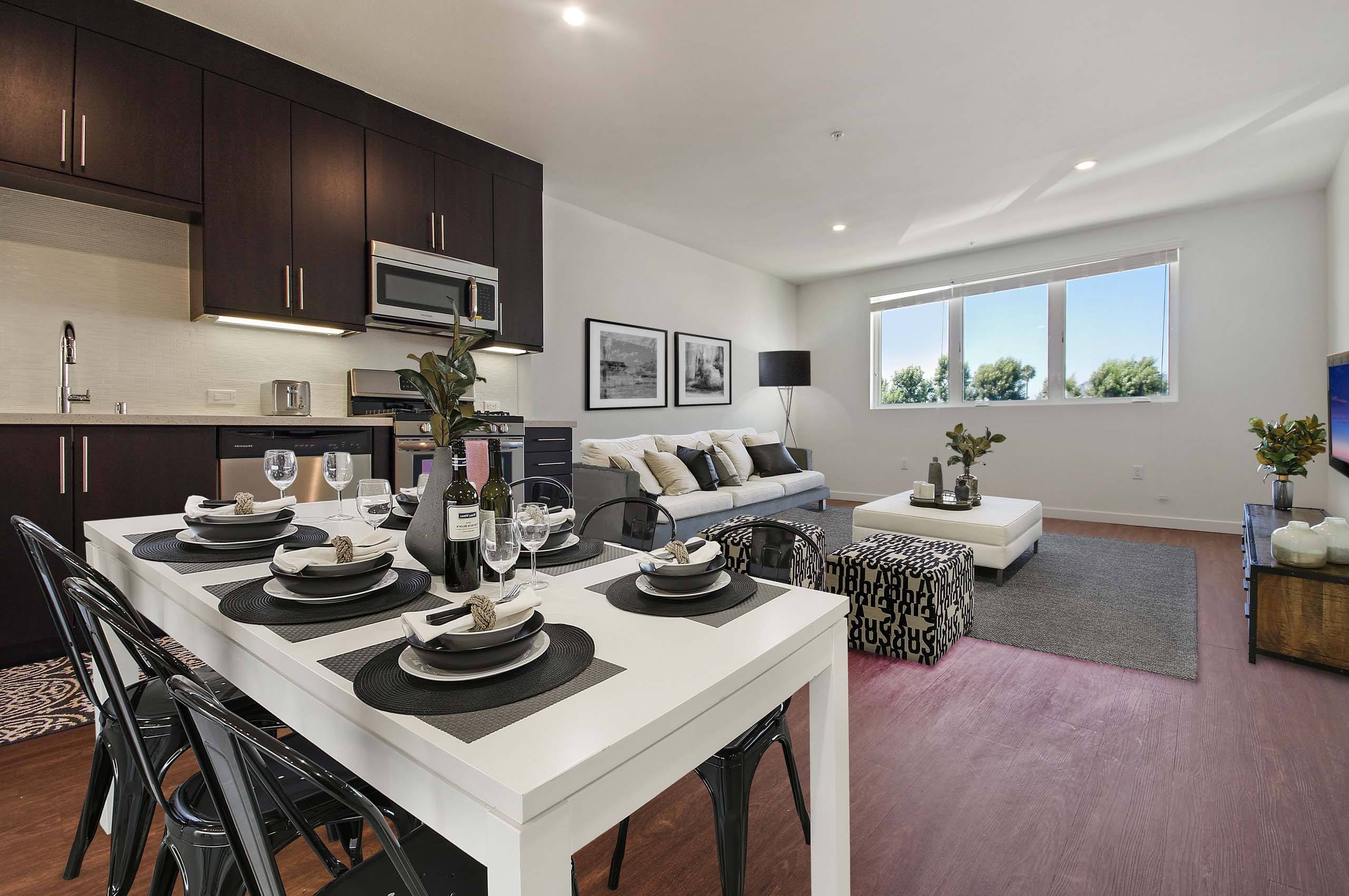 The Metropolitan at Larchmont Village – photo 1