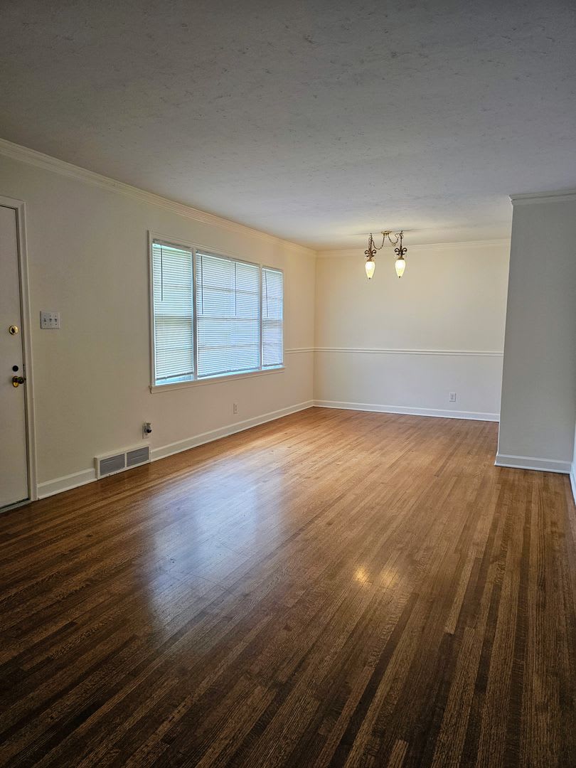 Brick Ranch Charmer With Hardwoods In Unit Laundry Fenced Yard Available Now – photo 3