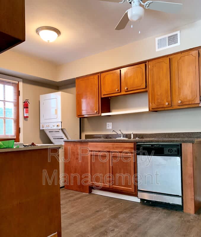 2093 Jefferson Ave – photo 4
