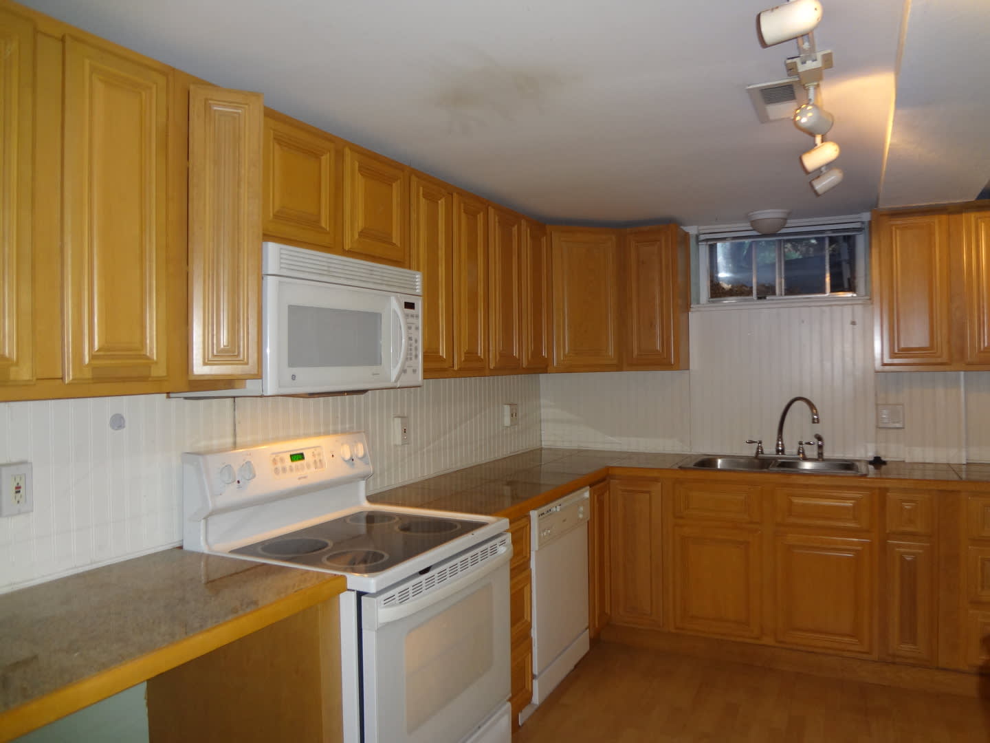 Garden Level 2 Bedroom Apartment right near D.U. – photo 2