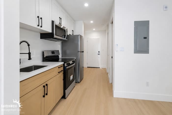 3075 Hawthorn Street – photo 4