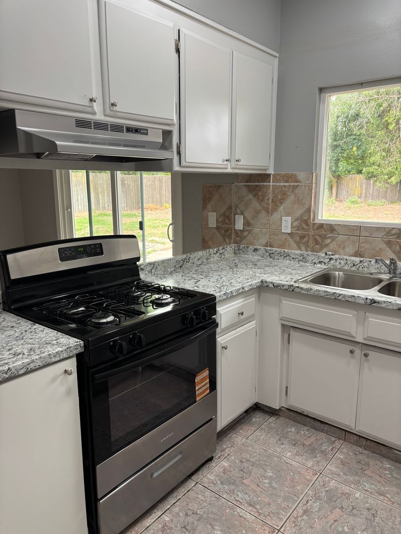 4 B/D 2 BA Home in Gridley AVAILABLE NOW! – photo 4