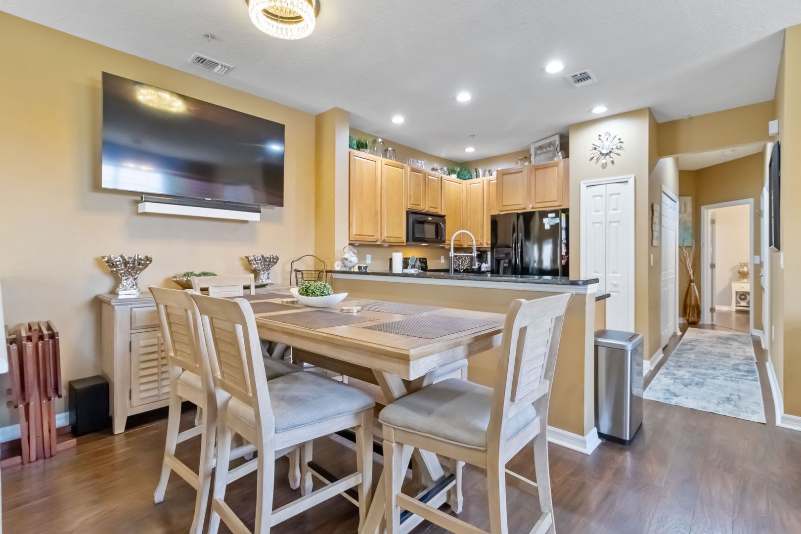 Exquisite & Breathtaking 2 Bedroom 2 Bath Condo Fully Furnished – photo 5