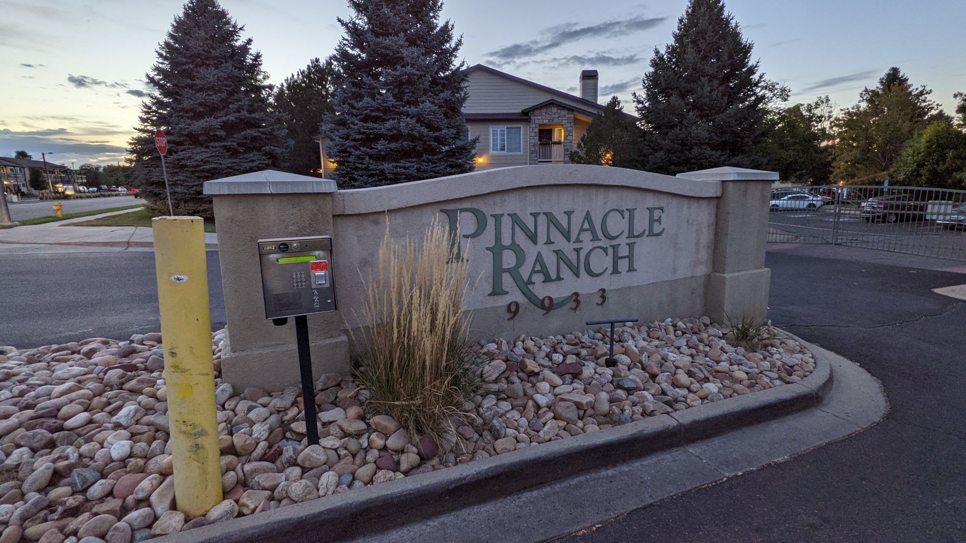 AWESOME 2-BEDROOM CONDO INCL. GARAGE, SWIMMING POOL, WASHER & DRYER! – photo 4