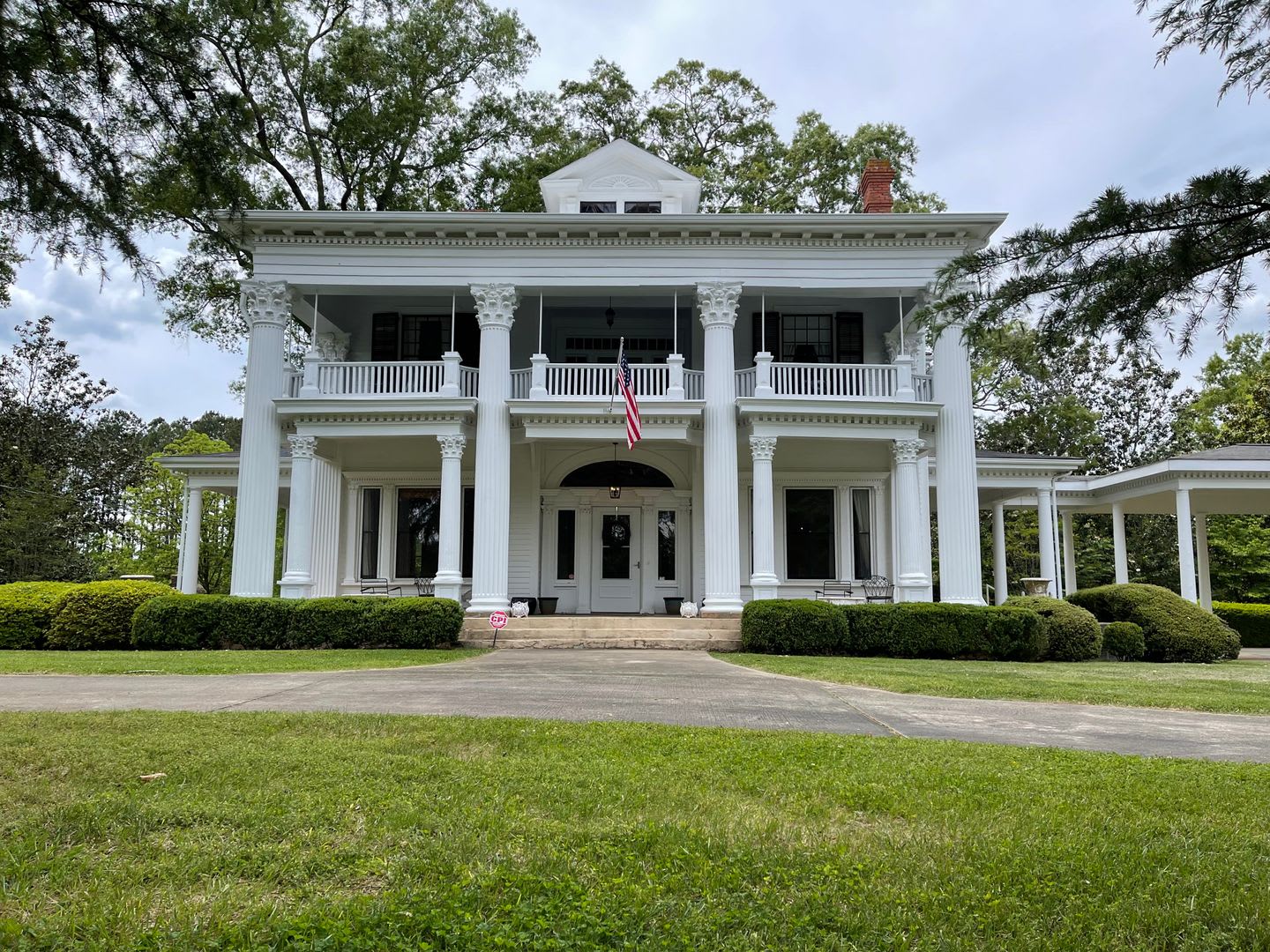 Stately Mansion on 17 Acres with Enormous Magnolia Trees – photo 1