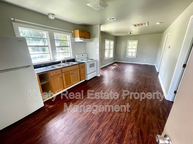 327 Stewart Street – photo 4