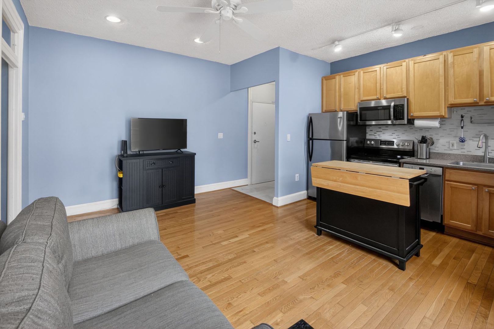 Sunny 1br with Balcony in Columbia Heights! First Month Free! – photo 2