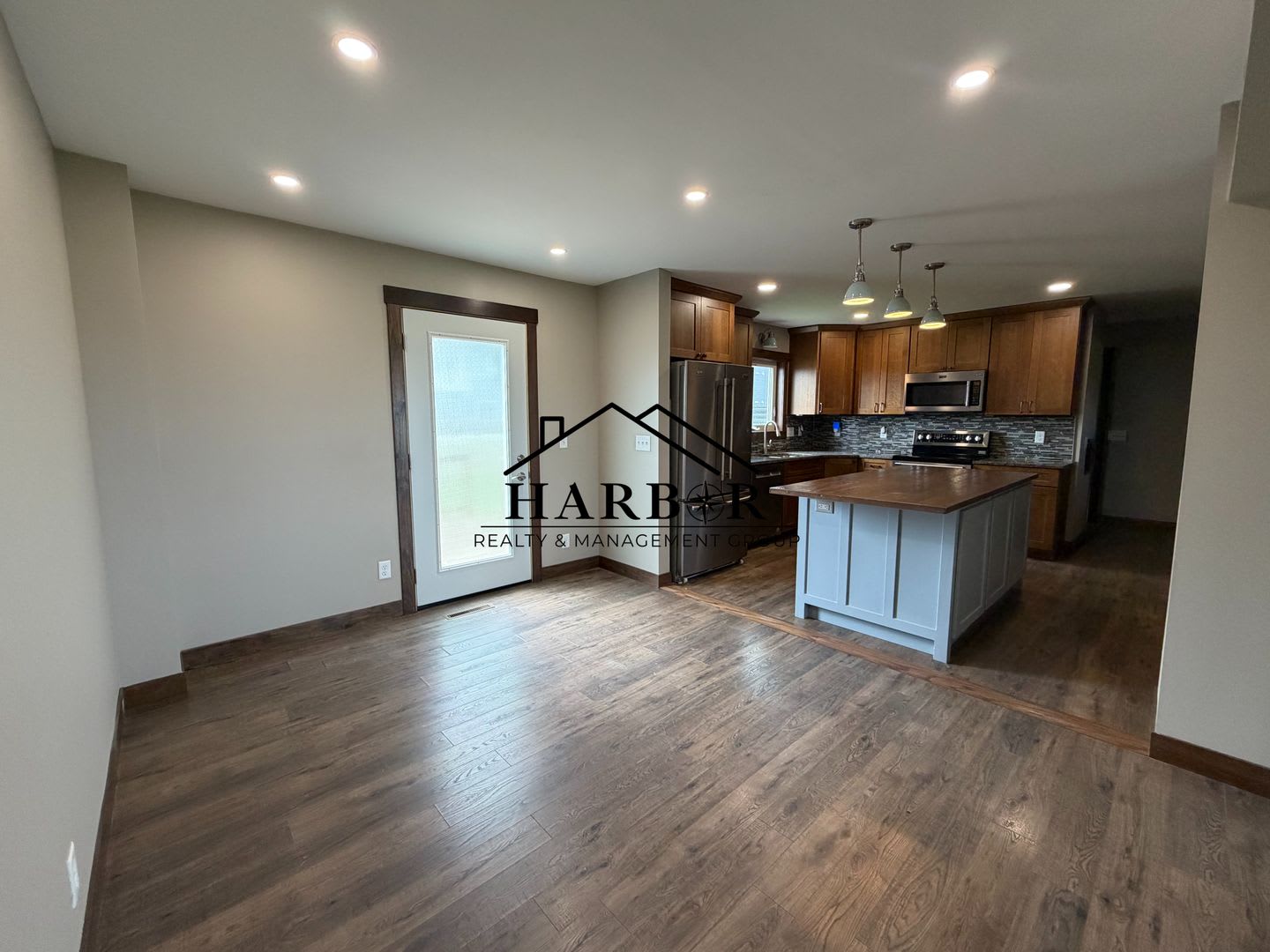 *1/2 Off First Months Rent* Spacious 3BR Home with 2-Stall Garage & Private Deck in Kasson – photo 2