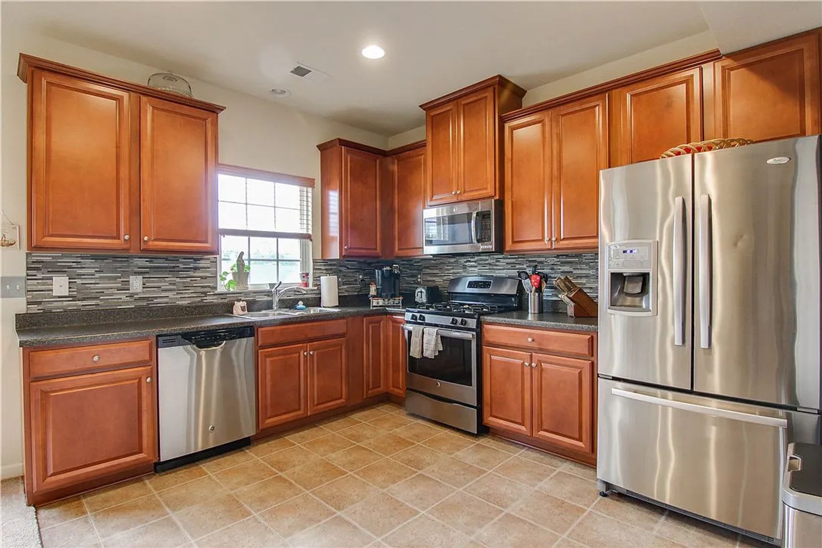 Beautiful 3-Bedroom, 2.5-Bath Townhome in Wexford available September 1! – photo 3