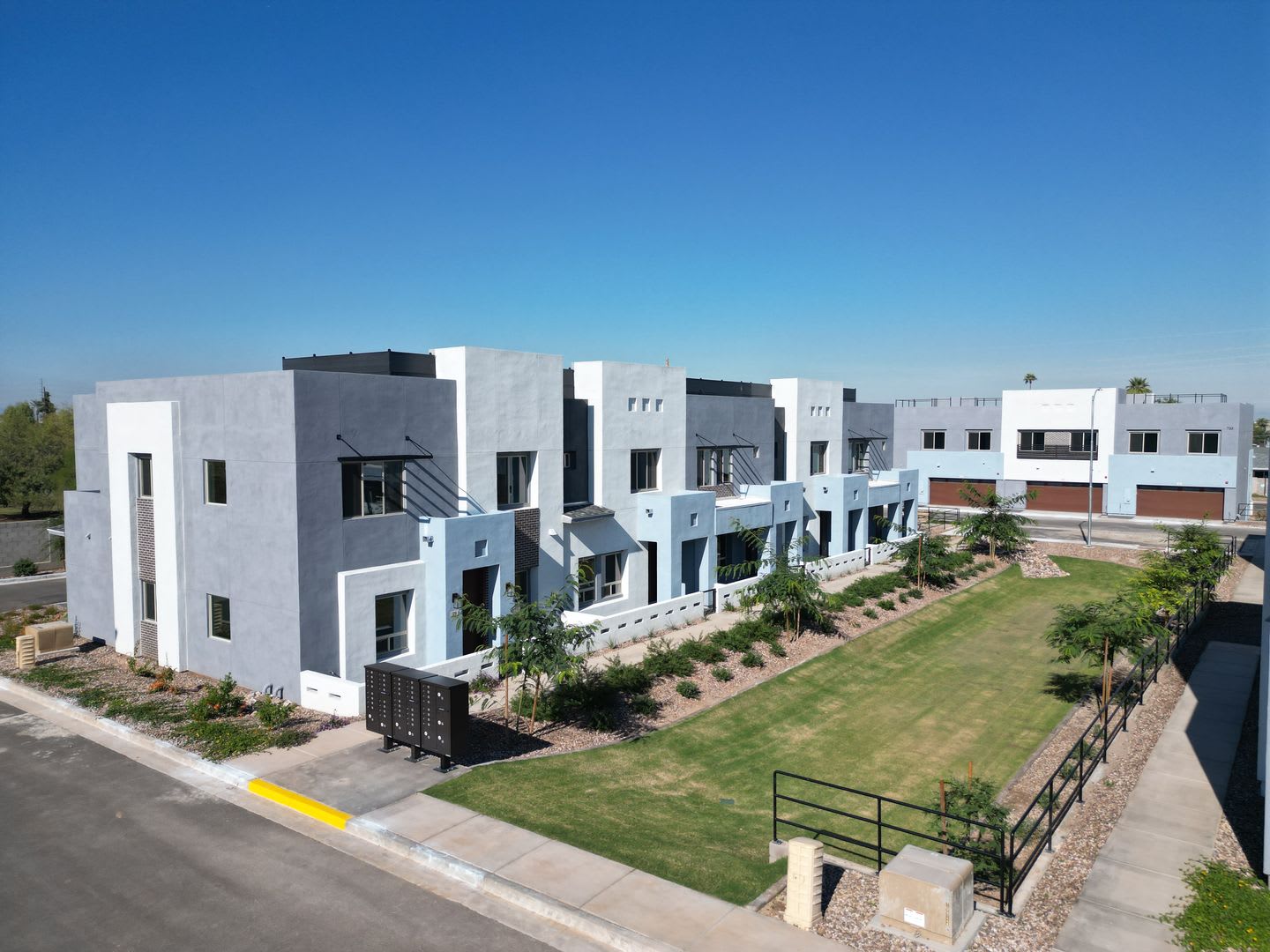 Brand New Build! Massive modern 4 bedroom/4.5 bathroom townhome in the heart of Chandler. – photo 5