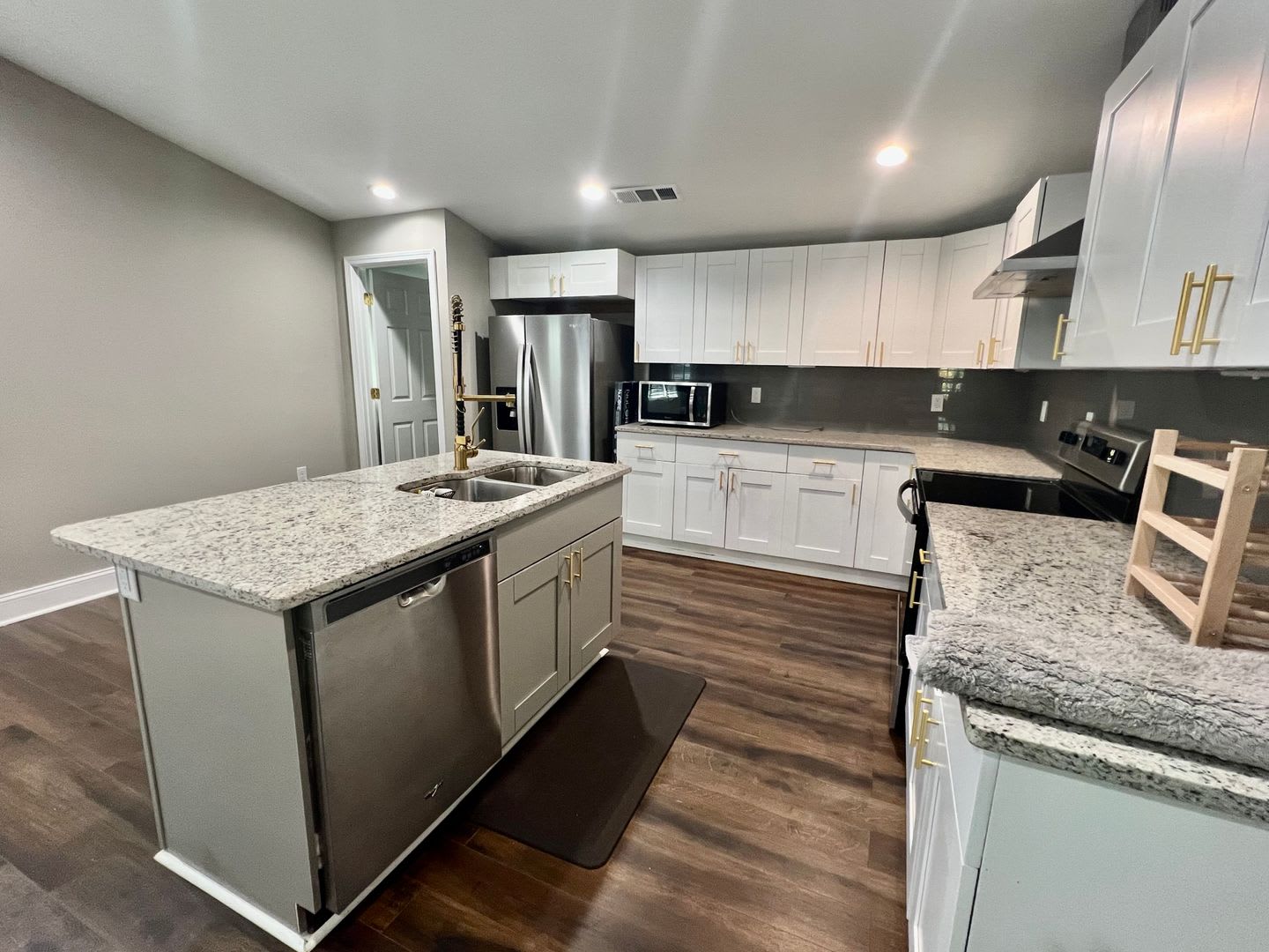 Furnished & Beautifully Updated 3 br 2 Bath Home in Historic Collier Heights – photo 5