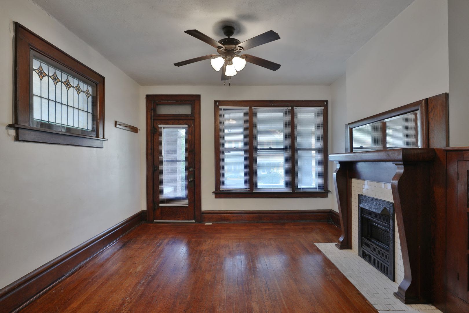 4 Bedroom North Campus Newly Remodeled House with 2 Decks and Patio – photo 5