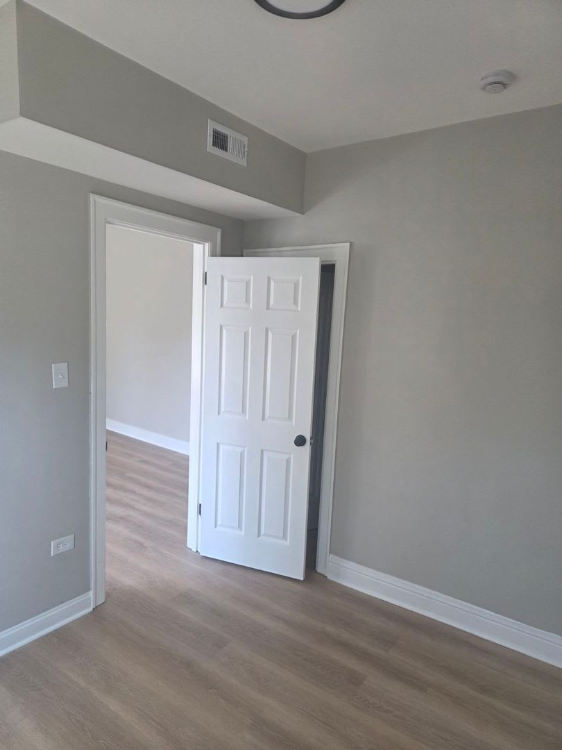 Spacious 5-Bedroom, 3-Bath Duplex-Up – photo 3
