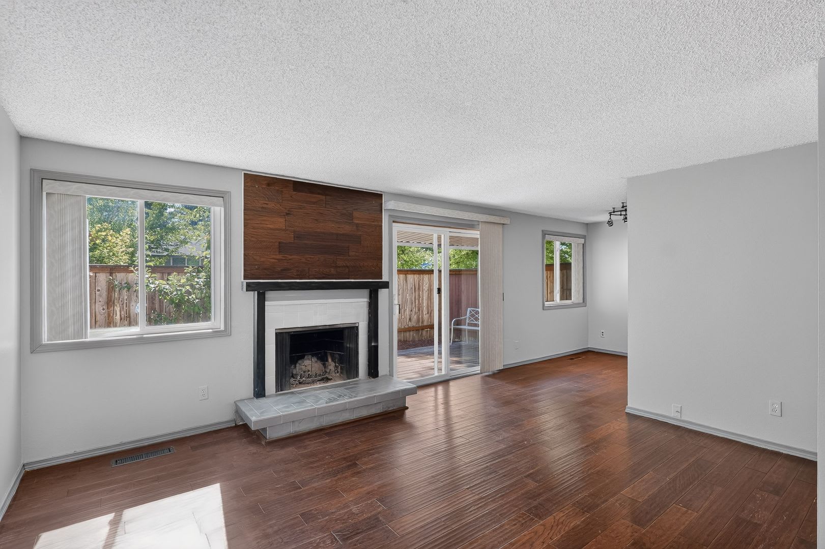 Beautiful 3-Bedroom Townhome in Cross Creek Village – photo 5