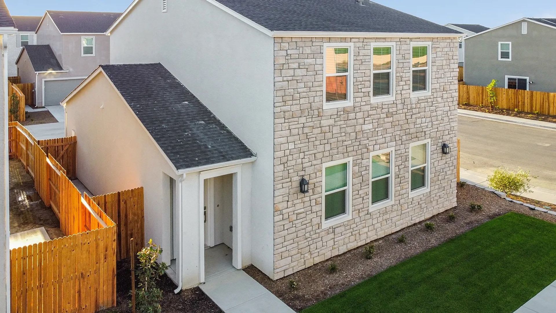Brand-New 3BD/2.5BA Home in Southwest Bakersfield Modern Finishes, Solar & 2-Car Garage – photo 3