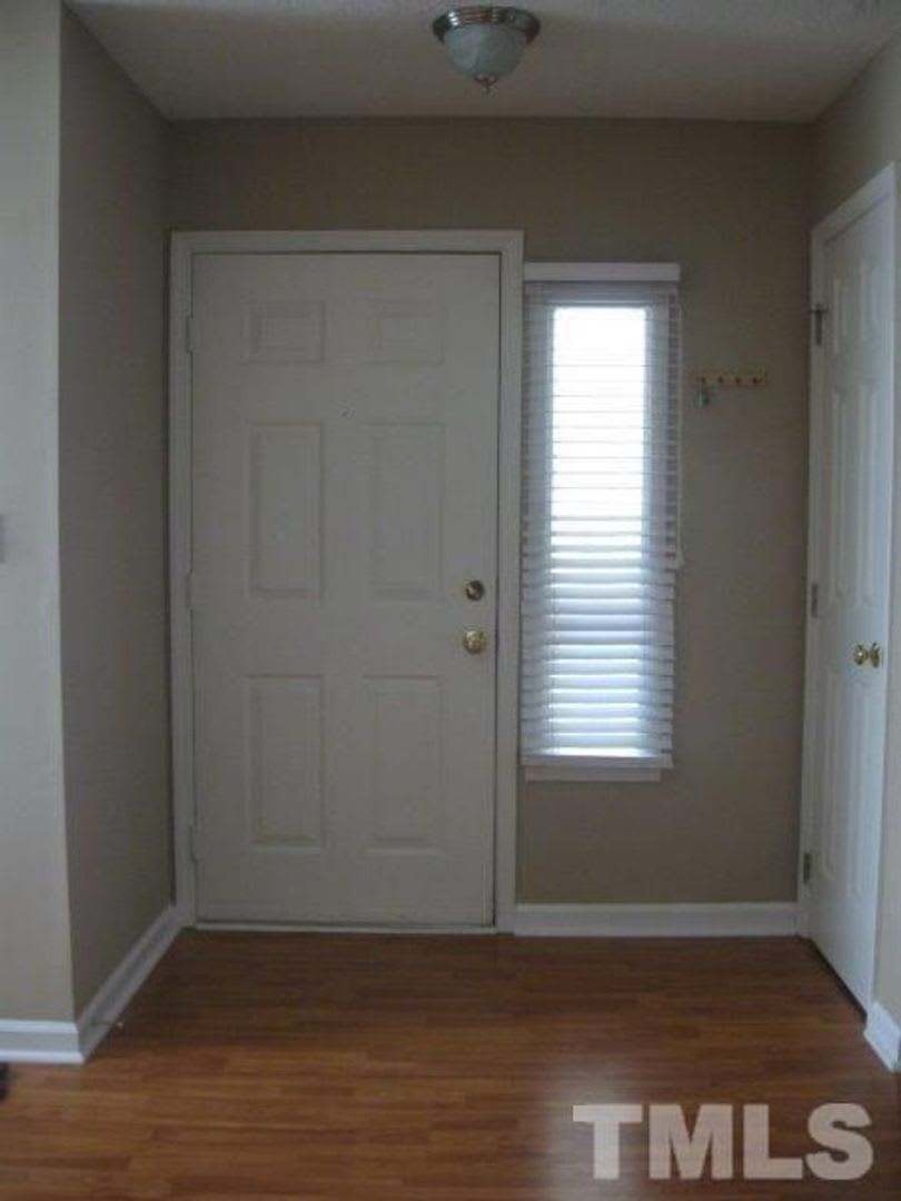 Room in 2 Bedroom Home at Sunpointe Dr – photo 5