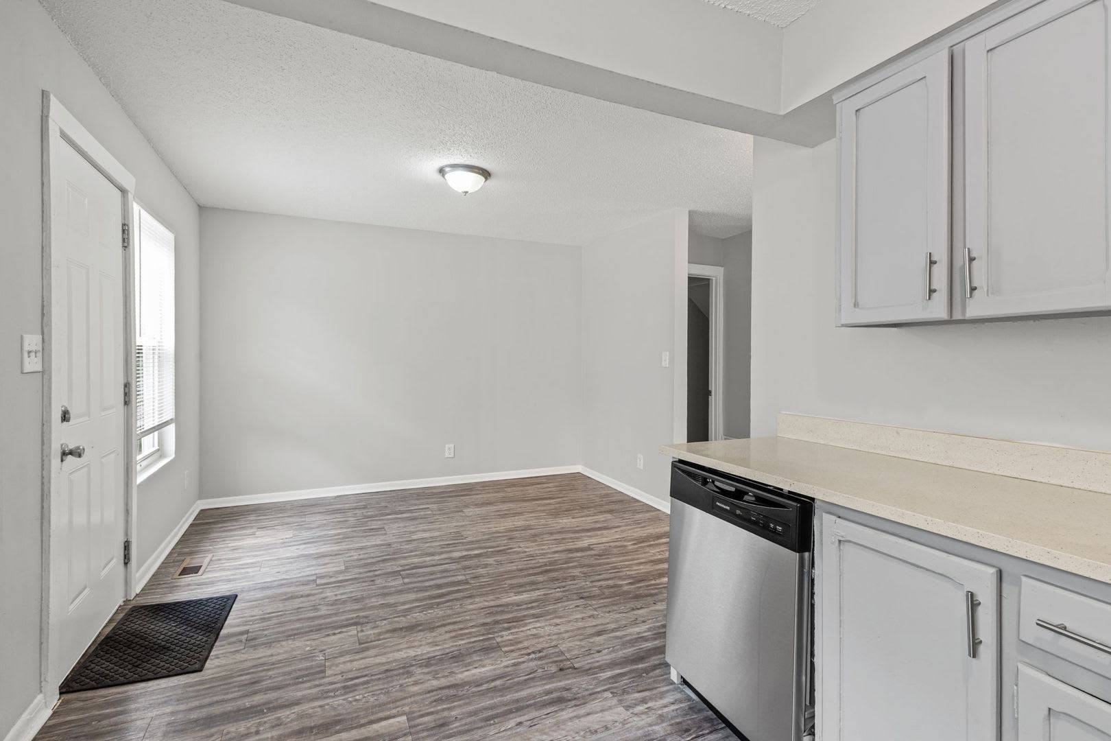 Back-to-School Special! Spacious Updated 3BR Townhome + $250 Off 2nd Month’s Rent – photo 5