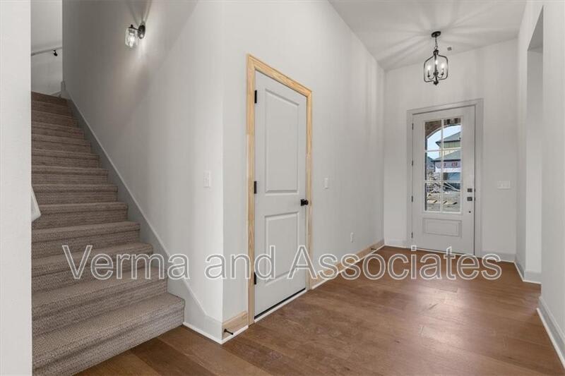 1050 Whistler St – photo 2