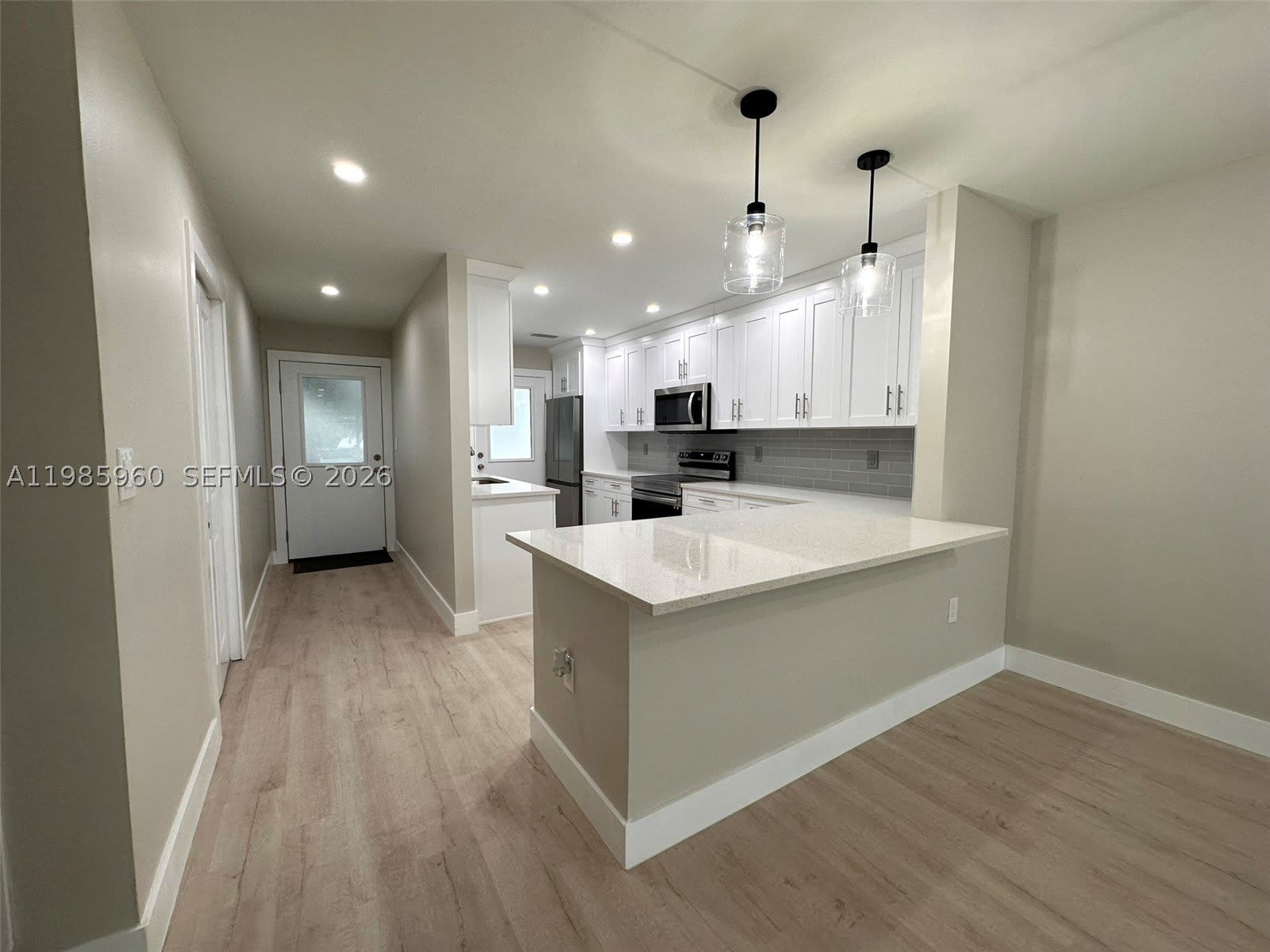 708 Victoria Dr – photo 4