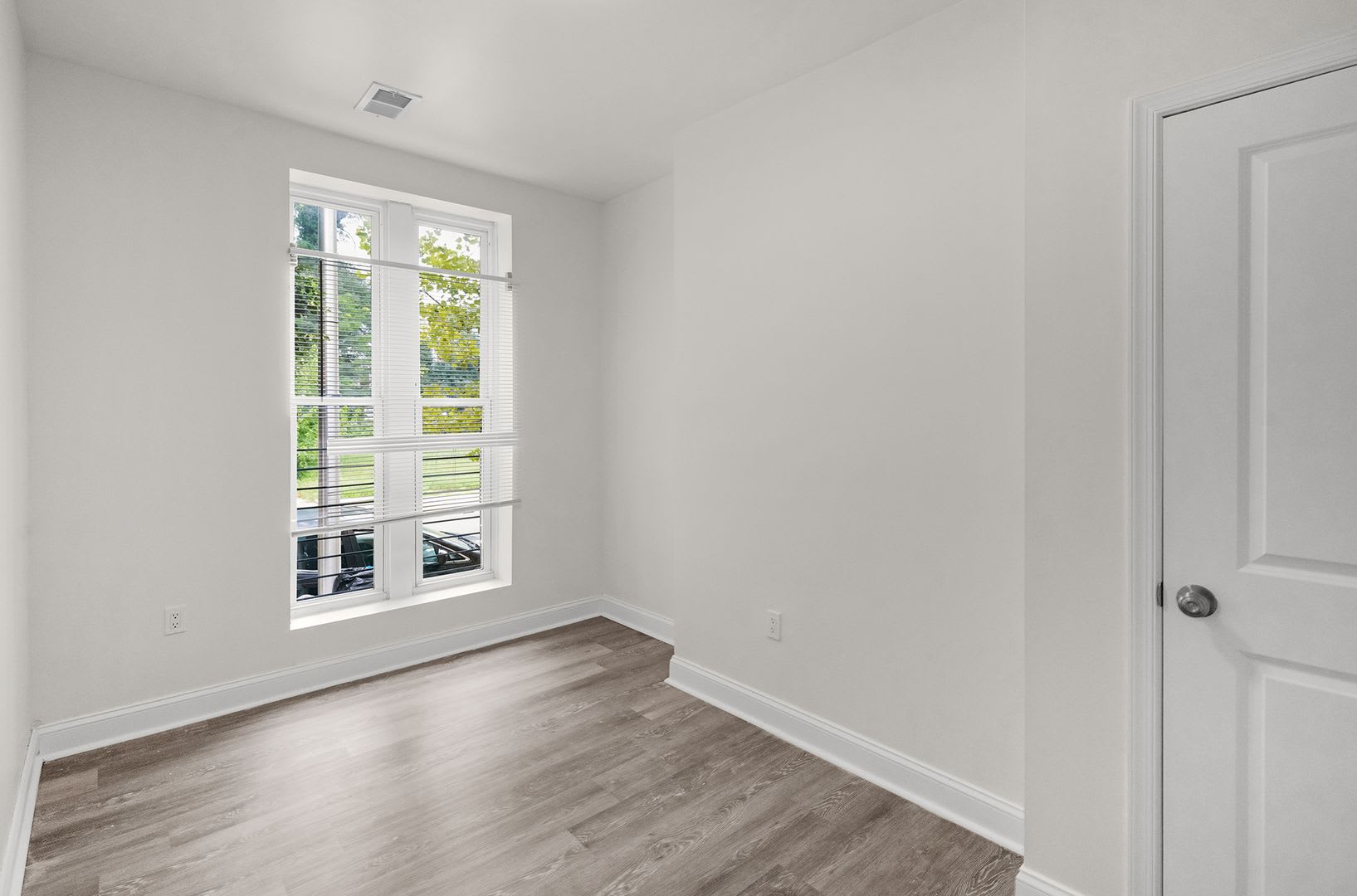 Gorgeous 4 Bedroom Is Penn North – photo 4