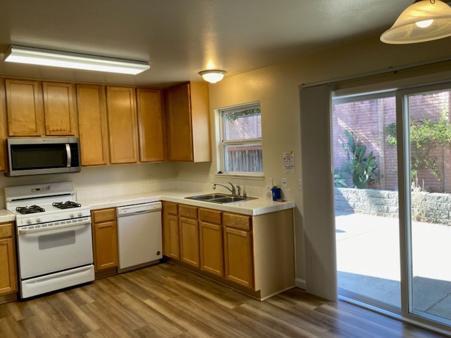 Lovely 3 bedroom, 2.5 bath home available now in Santa Rosa! – photo 2