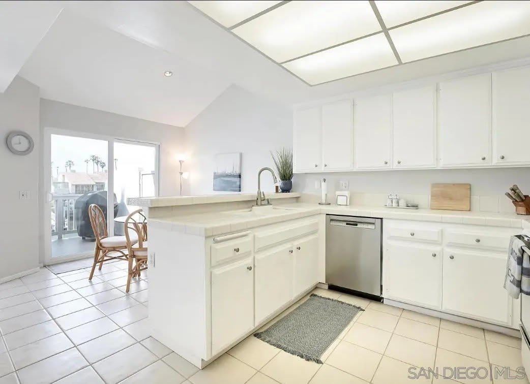66 W KINGSTON CT – photo 4