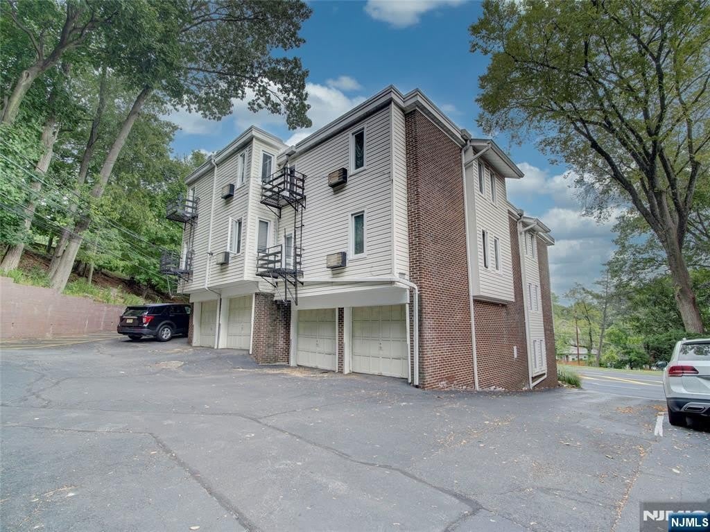 850 Bloomfield Avenue – photo 2