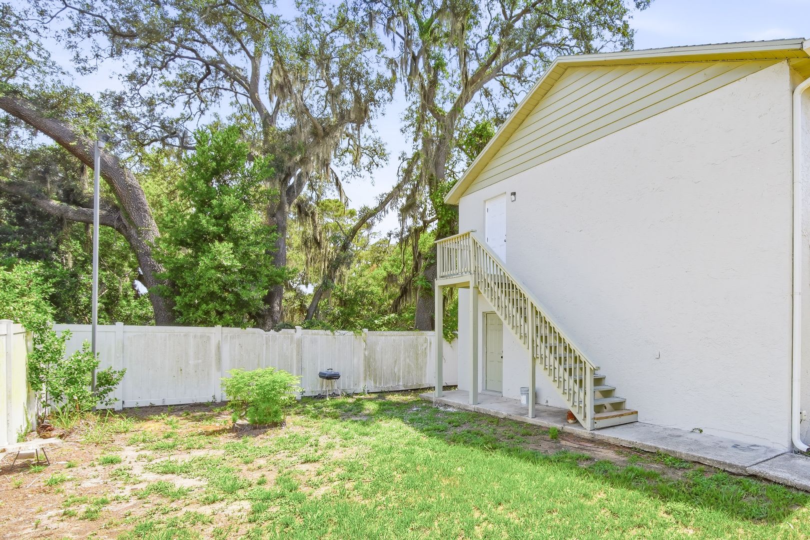 MOVE IN SPECIAL! Completely Remodeled 2 BR / 1 BA 2ND Floor Apartment Available Now! – photo 5