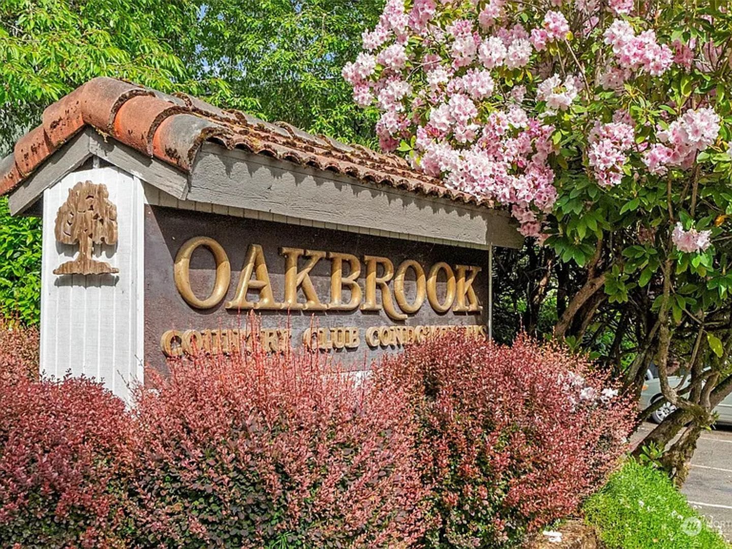 ***PENDING APPLICATION*** Beautiful 2-Bedroom, 2-Bath Condo in the Oakbrook Country Club Community – photo 2