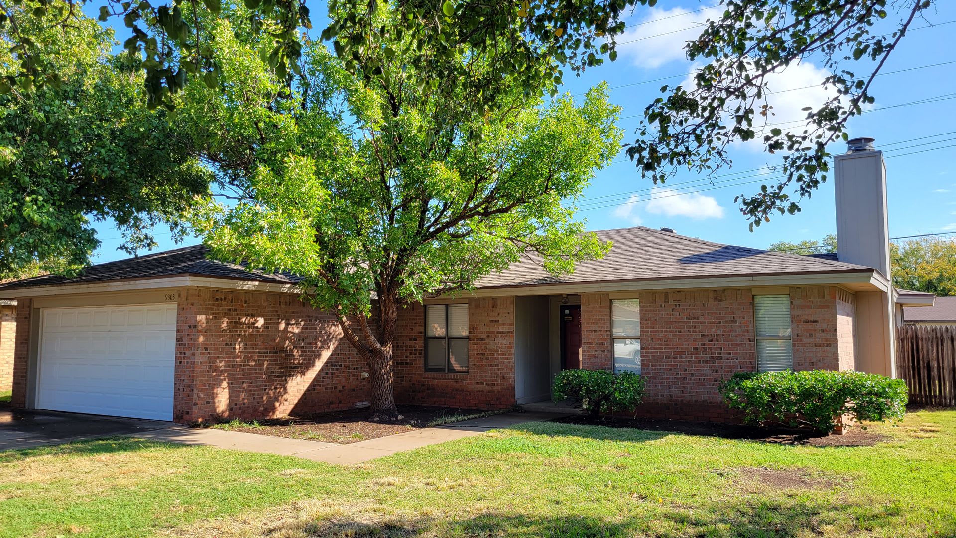 Cozy 3/2/2 Brick Home! Available September!! – photo 2