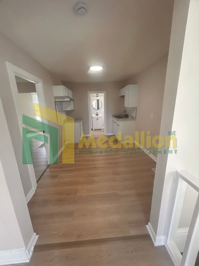 Spacious 1-Bedroom Single-Family Home with Large Fenced Yard – photo 4