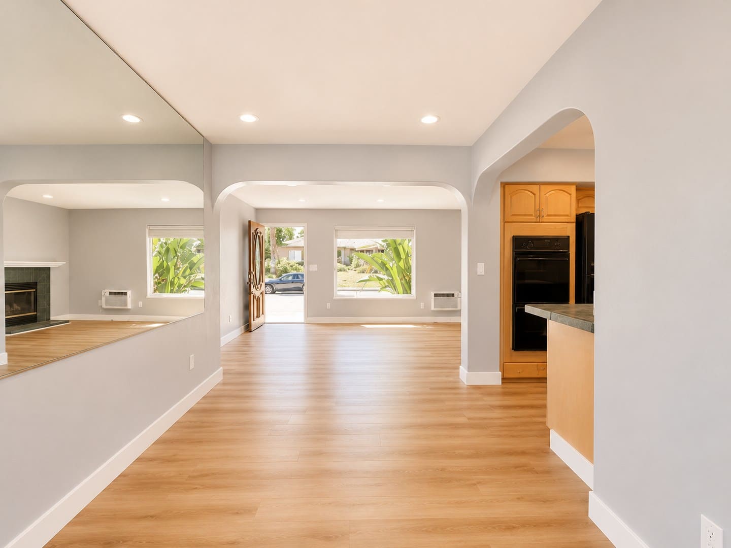 Amazing 3 Bedroom 2 Bath House in Best Neighborhood – photo 3