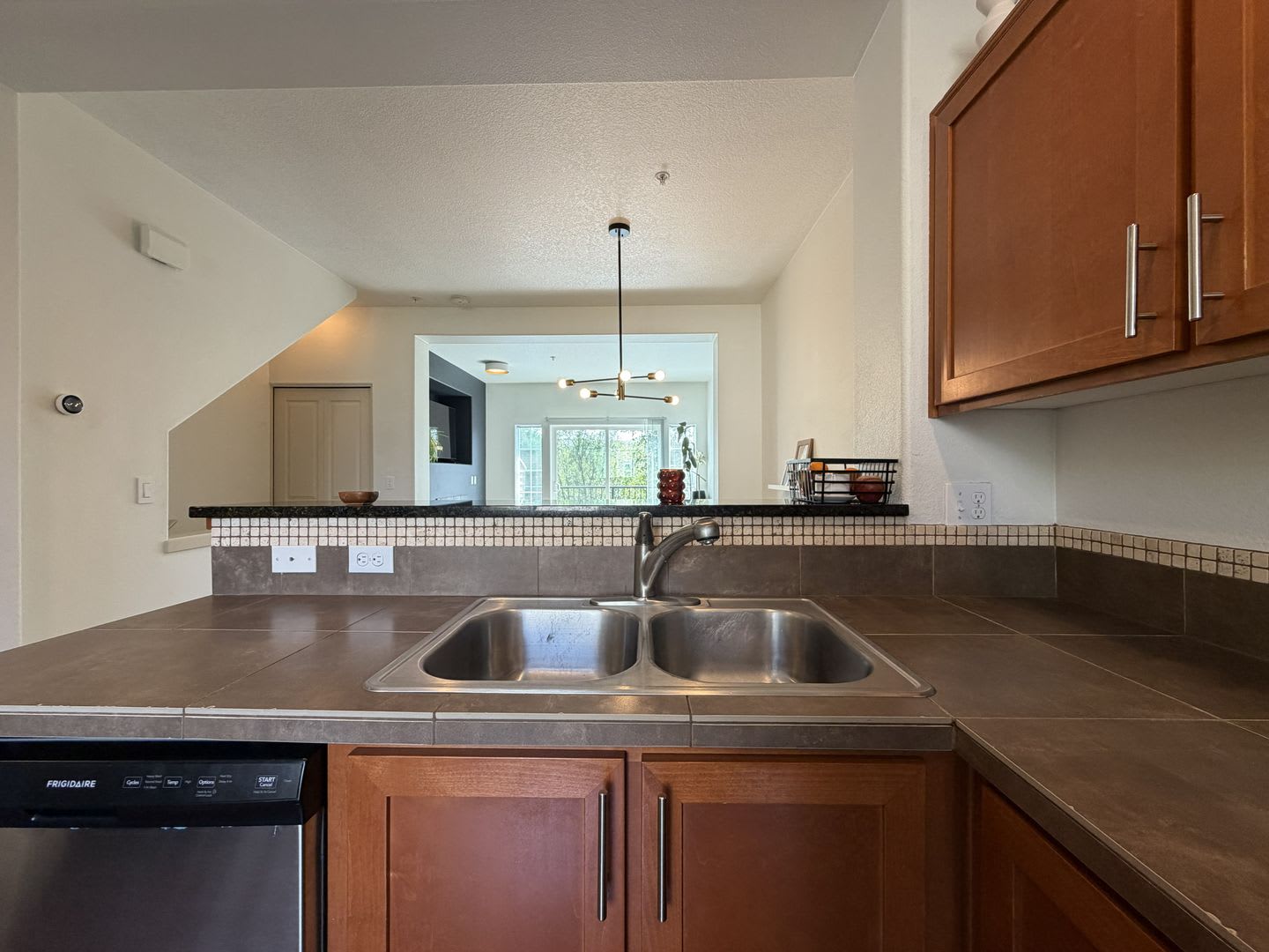 Hillsboro 2 Bedroom Townhouse With Stainless Steel Kitchen Gas Range Attached Garage Private Balcony – photo 5