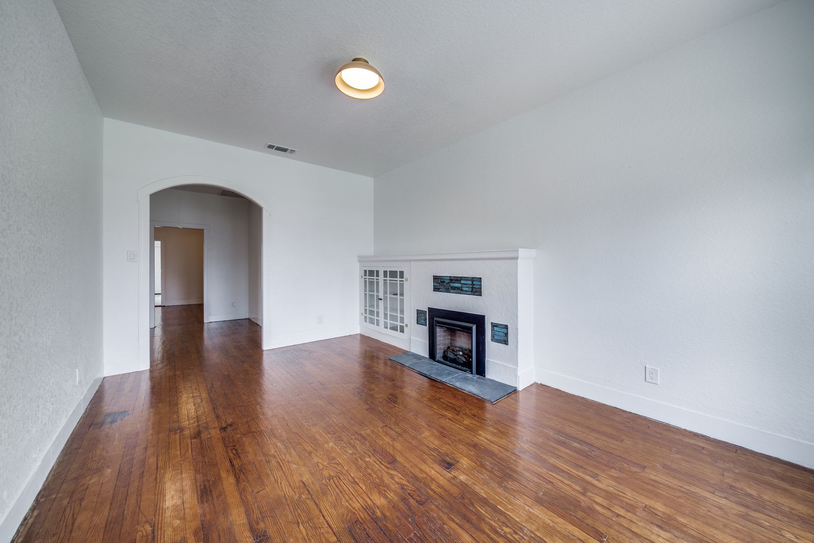 RENOVATED 3-BEDROOM DUPLEX IN TOBIN HILL – photo 2
