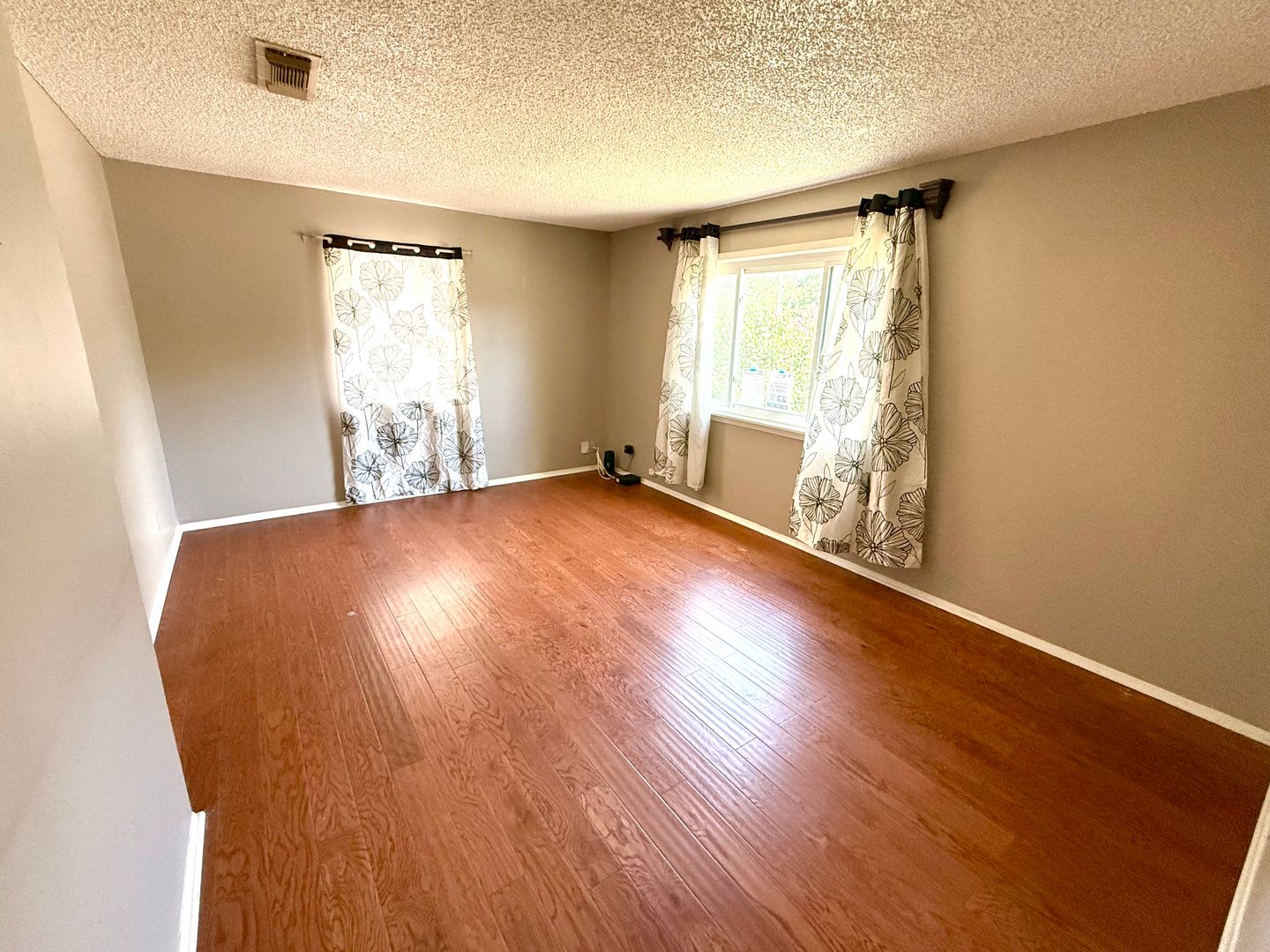 Charming 2-Bedroom Home with Flex Room & Gated Entry – photo 3