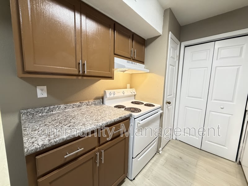 2150 N Sherwood Forest Dr – photo 3