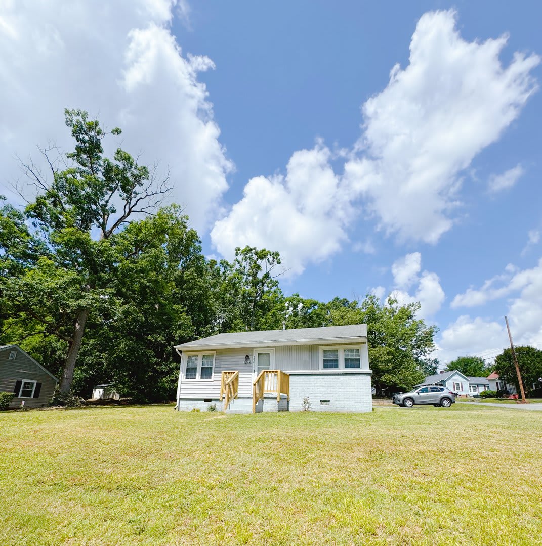 Amazing 2 bedroom 1 bath house available early September – photo 2