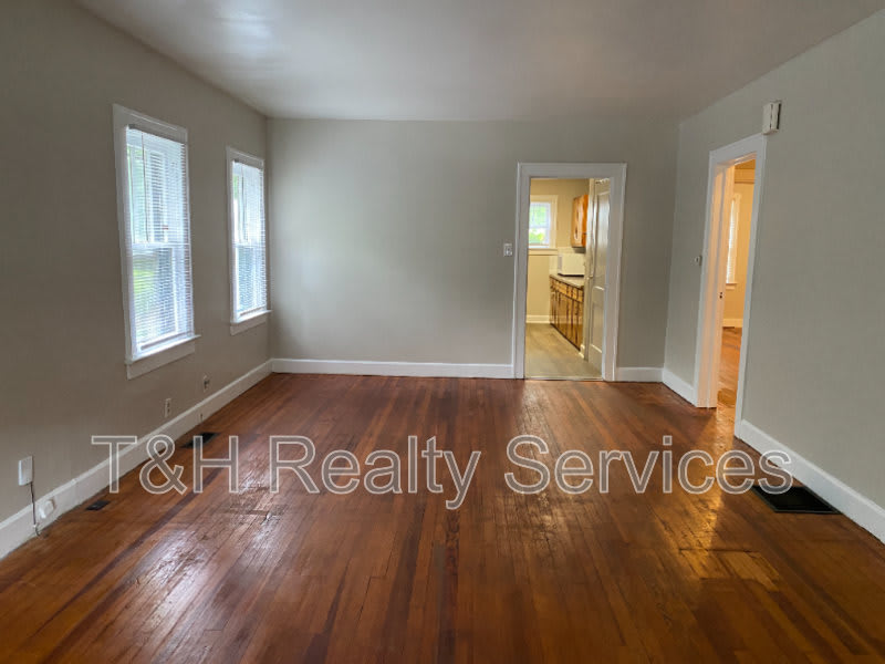 6158 Winthrop Avenue – photo 5