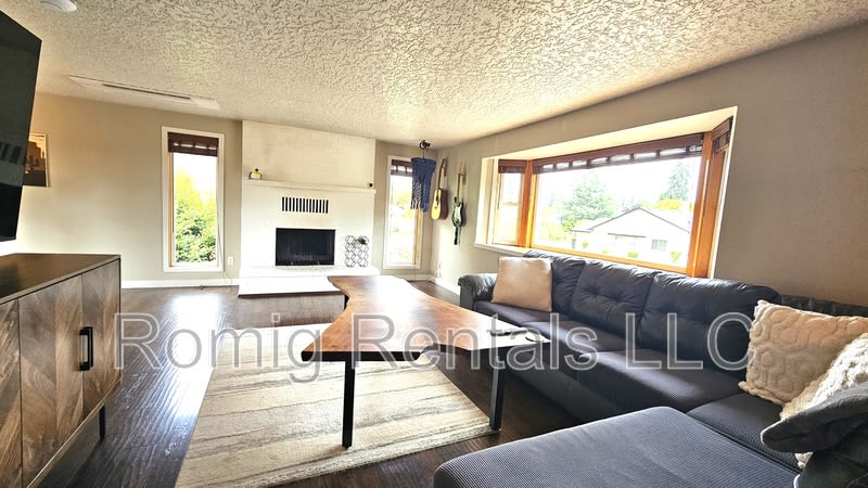 2521 Northeast 47th Street – photo 4