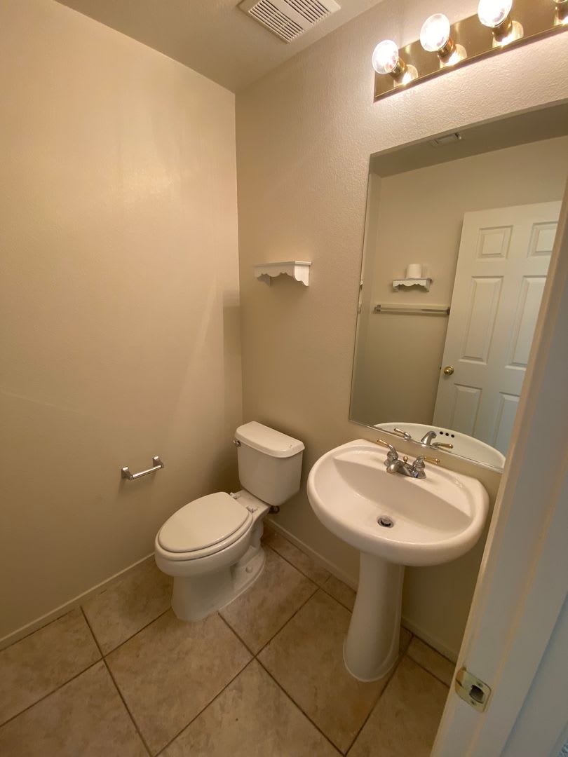 Great 3 bed 2.5 bath townhouse located near Summerlin – photo 3