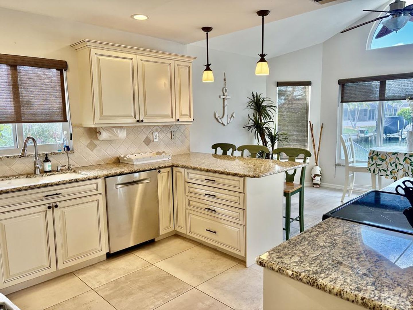 Home – photo 3
