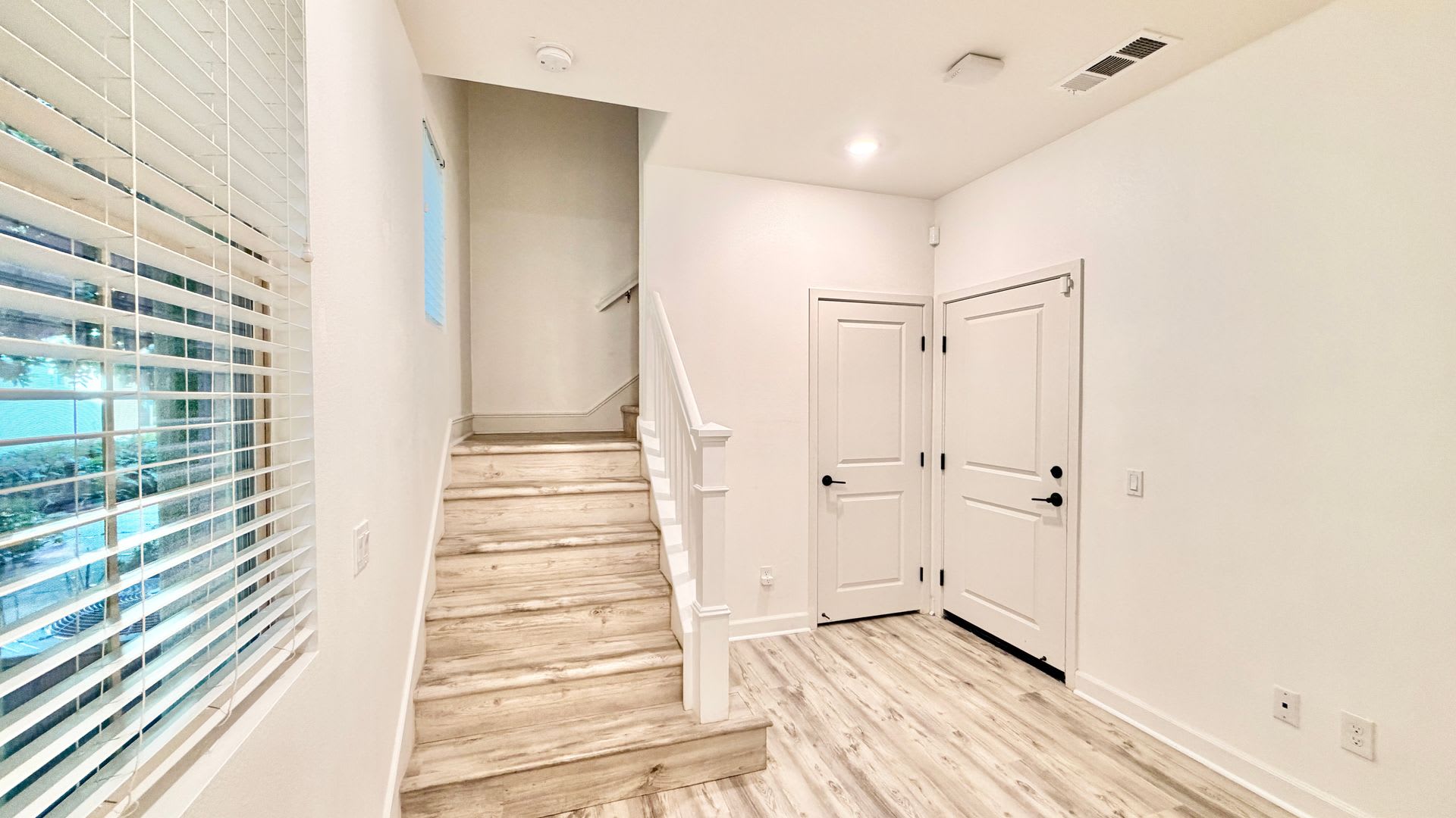 Awesome Tri Level Townhome Minutes To Everything Located Within The Private Gated St Cloud Community Of Oceanside – photo 4