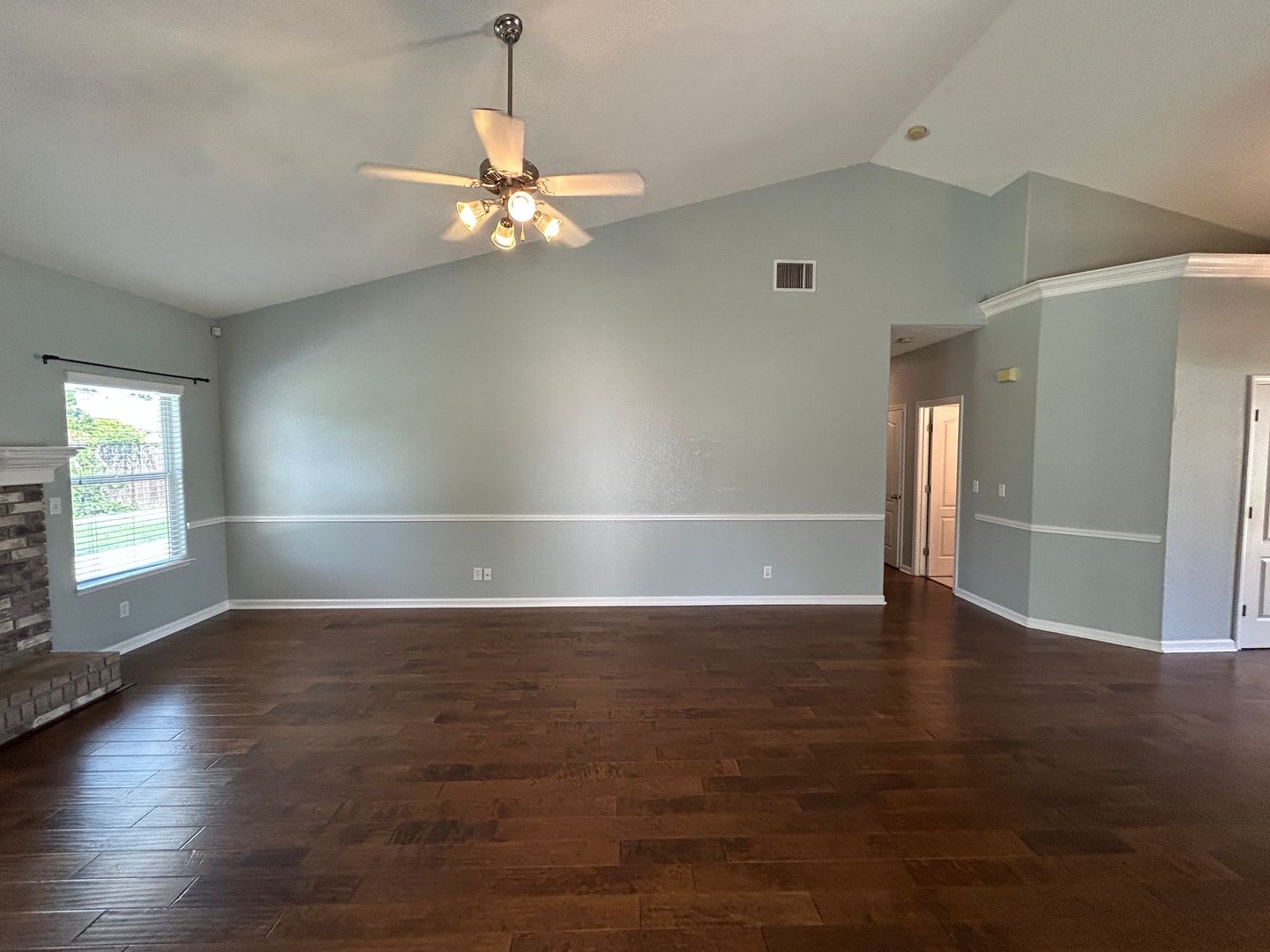 Beautiful 4 Bed 2 Bath Home in North West Visalia off Akers & Riggin! – photo 4