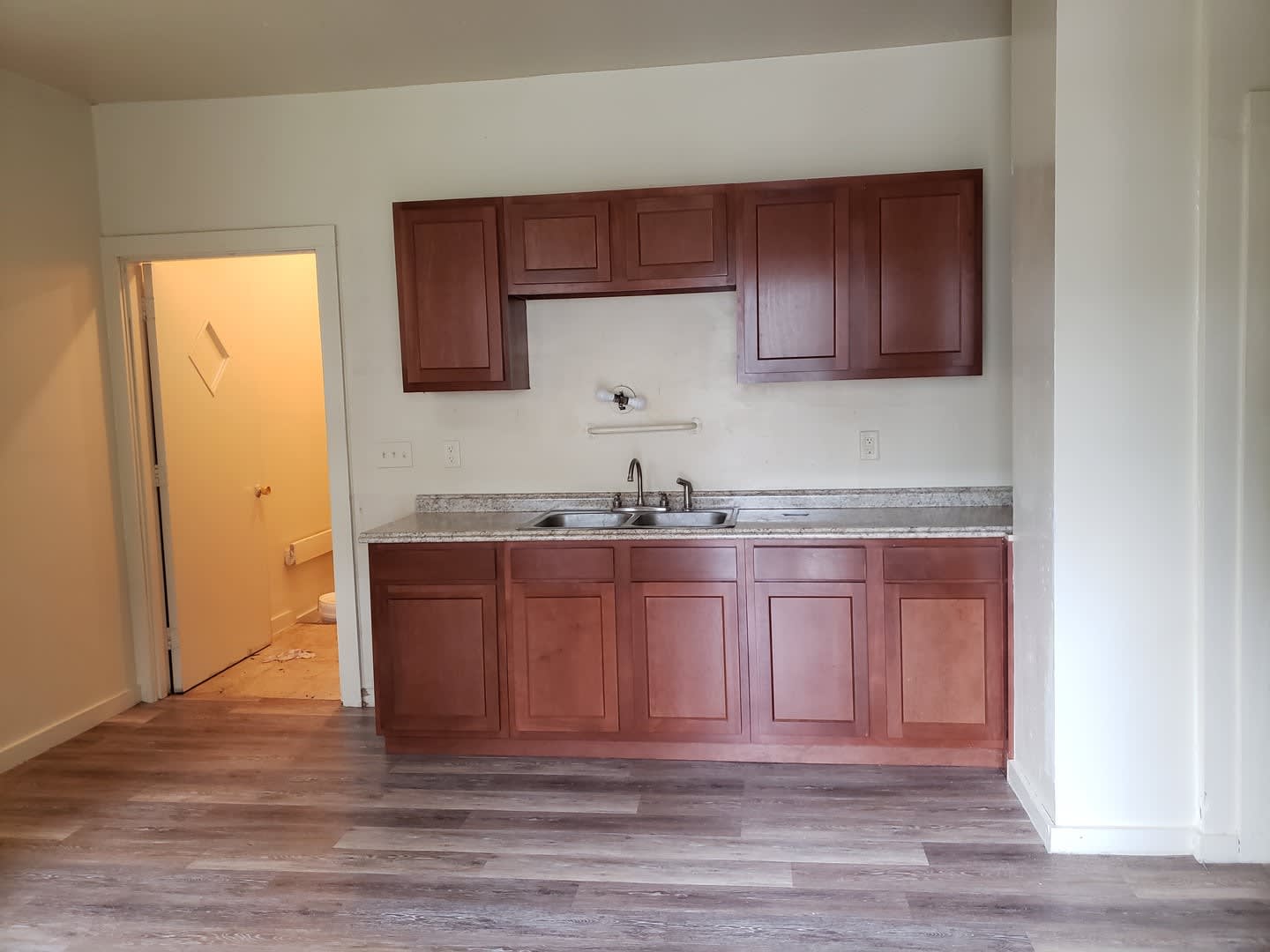 Spacious 5BR Home with Eat-In Kitchen – photo 2