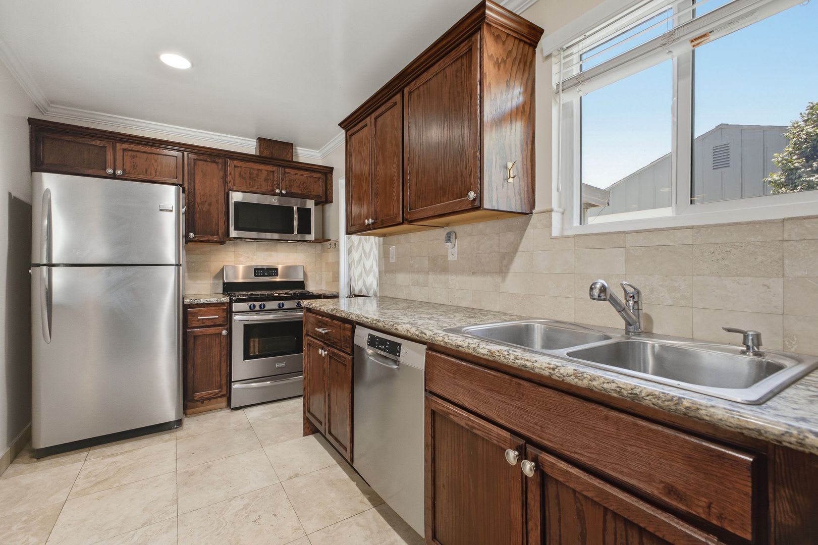 Stunning 3-Bedroom Burbank Home with Office & Entertainer’s Backyard – photo 5
