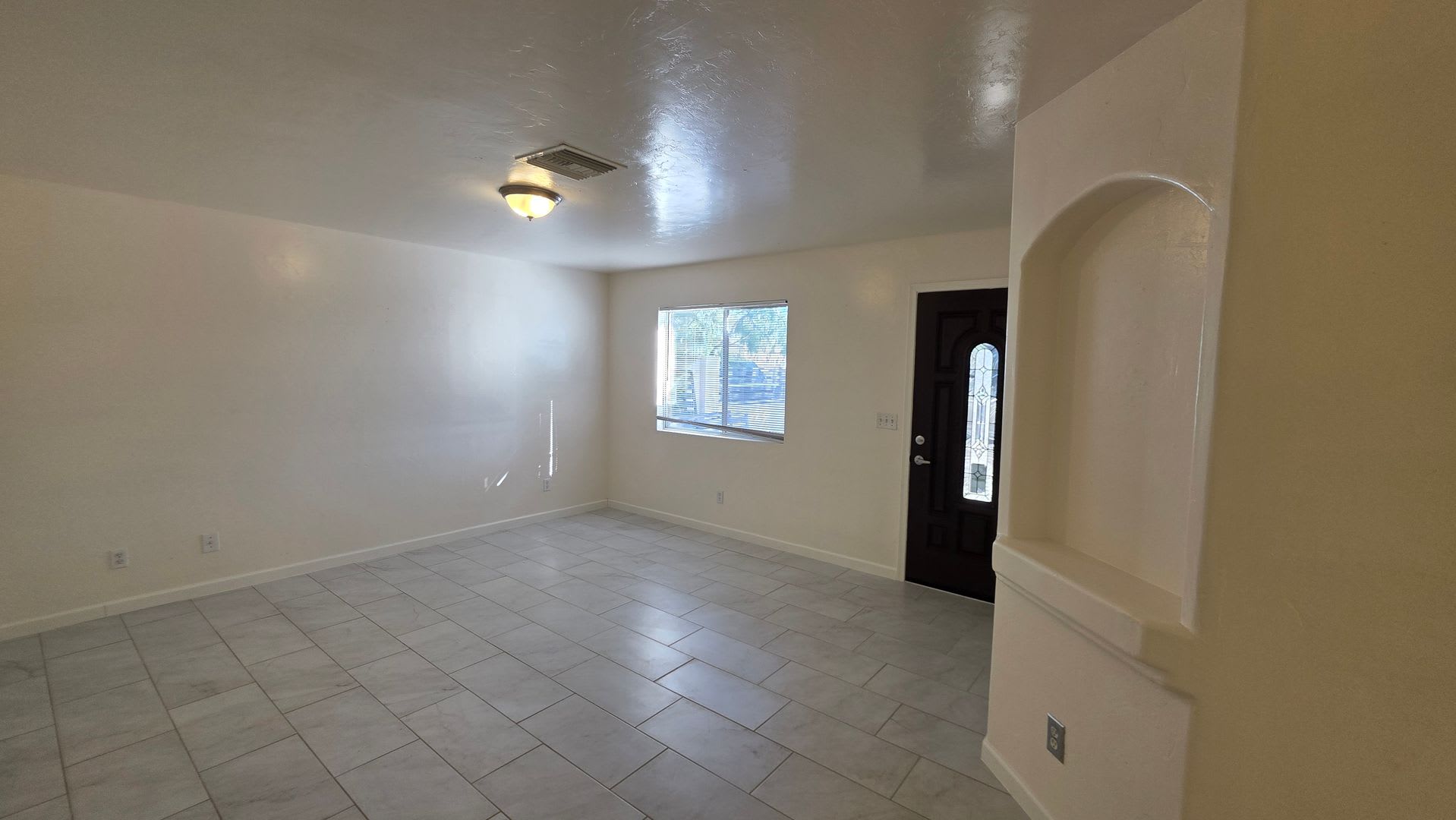 Beautiful Renovated 4 Bed 2 Bath HOME! – photo 4